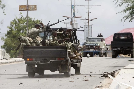 Binh sĩ quân đội Somalia vào vị trí trong 1 cuộc đụng độ với nhóm phiến quân Al-Shabab ở thủ đô Mogadishu, ngày 24/5/2014. (Ảnh tư liệu: Reuters)
