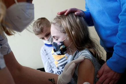 Tiêm phòng Covid-19 cho trẻ em từ 5-11 tuổi ở Budapest, Hungary, ngày 15/12/2021. (Ảnh minh họa: Reuters)