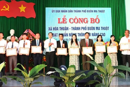 Lãnh đạo thành phố Buôn Ma Thuột trao tặng Giấy khen cho các tập thể, cá nhân xã Hòa Thuận có thành tích xuất sắc trong tham gia xây dựng nông thôn mới nâng cao ở địa phương.
