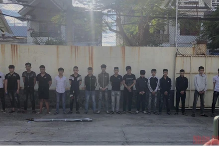 16 thanh thiếu niên hẹn nhau thách đấu đã bị khởi tố chiều 13/5. (Ảnh Công an cung cấp)