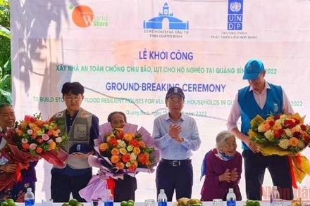 Tặng hoa các hộ dân được hỗ trợ xây nhà tại huyện Quảng Ninh.