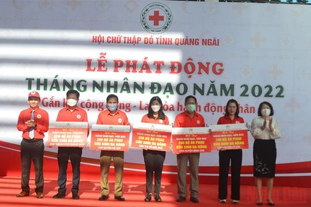 Trao biểu trưng tặng 1.000 áo phao đa năng, quà tặng của nguyên Chủ tịch nước Trương Tấn Sang cho ngư dân nghèo Quảng Ngãi.