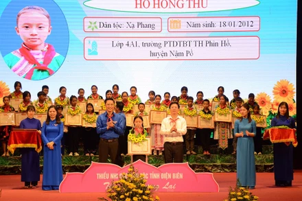 Các đồng chí lãnh đạo UBND tỉnh, Tỉnh đoàn Điện Biên trao Bằng khen tuyên dương thiếu niên tiêu biểu.