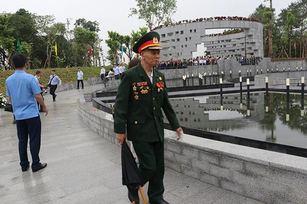 Chiến sĩ Điện Biên về dự lễ khánh thành Đền thờ liệt sĩ.