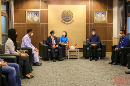 Đại sứ Phan Chí Thành làm việc với Tỉnh trưởng tỉnh Udon Thani, Sayam Sirimongkorn.