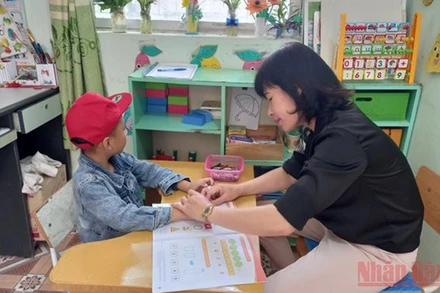 Giờ dạy 1 cô, 1 trò dạy trẻ mầm non.