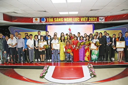 Quang cảnh buổi lễ tuyên dương các tấm gương “Tỏa sáng nghị lực Việt” năm 2021.