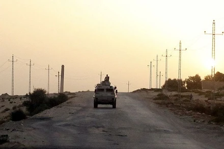 Xe quân sự của quân đội Ai Cập di chuyển trên đường cao tốc ở phía bắc Sinai, Ai Cập. (Ảnh: Reuters)