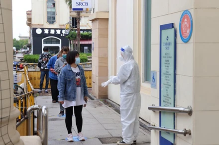 Người dân ở quận Kim Sơn, Thượng Hải xếp hàng vào làm thủ tục ngân hàng. (Ảnh: shobserver.com)