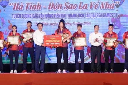 Đại diện lãnh đạo tỉnh Hà Tĩnh trao tặng Bằng khen cho các vận động viên, huấn luyện viên đạt thành tích cao tại SEA Games 31.