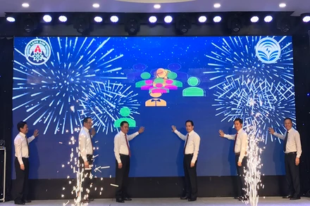 Lãnh đạo tỉnh Lạng Sơn và các cơ quan, ban ngành, doanh nghiệp bấm nút phát động triển khai nền tảng "Công dân số xứ Lạng".