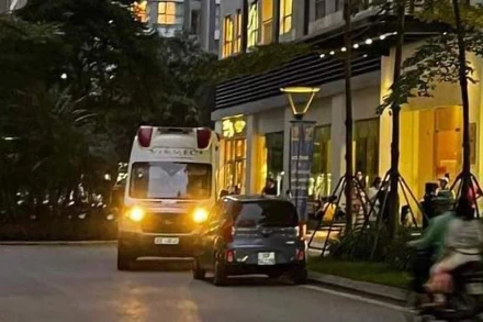 Lực lượng chức năng điều tra hiện trường nơi xảy ra sự việc. 