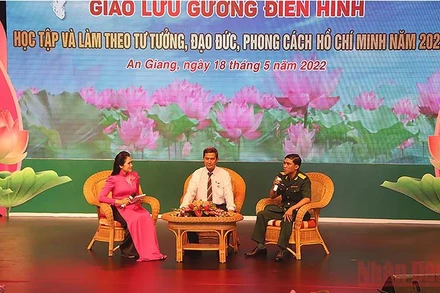 Giao lưu trực tiếp với 2 gương điển hình. 