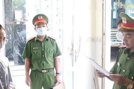 Công an tỉnh An Giang tống đạt quyết định khởi tố vụ án, bắt tạm giam bị can Phan Huỳnh Trúc Vi.