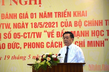 Đồng chí Nguyễn Trọng Nghĩa phát biểu tại Hội nghị.