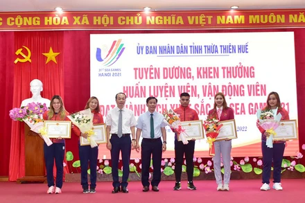 Lãnh đạo tỉnh tặng Bằng khen và hoa chúc mừng 5 VĐV của tỉnh đạt thành tích xuất sắc tại SEA Games 31.