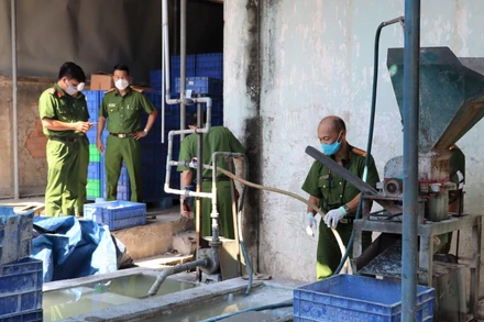 Lực lượng công an khám nghiệm khu vực máy nghiền bóng đèn hỏng của Xí nghiệp Đèn ống.