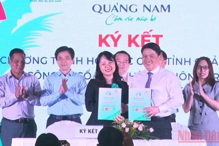 Ký kết thỏa thuận hợp tác hỗ hợ kích cầu du lịch.