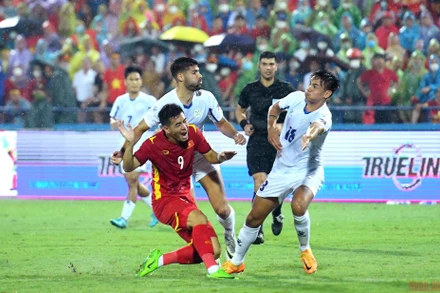 Dù tiếp tục tạo ra nhiều cơ hội trong đầu hiệp 2, U23 Việt Nam vẫn gặp nhiều khó khăn trước lối đá phòng ngự số đông của U23 Philippines. (Ảnh: THÀNH ĐẠT)