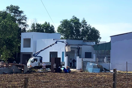 Đoàn công tác của phường Thành Nhất và TP Buôn Ma Thuột tiến hành cưỡng chế giải tỏa các căn nhà xây dựng trái phép tại hẻm 293/24/1 Nguyễn Thị Định.