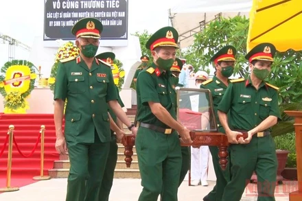 Tiễn đưa hài cốt các liệt sĩ về an táng tại nghĩa trang Ba Dốc.