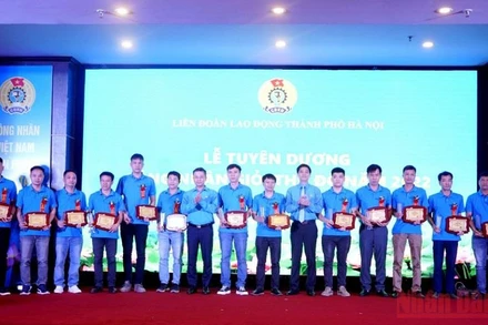 Đại diện Tổng Liên đoàn Lao động Việt Nam và TP Hà Nội trao tặng danh hiệu “ Công nhân giỏi Thủ đô” tới các công nhân tiêu biểu.