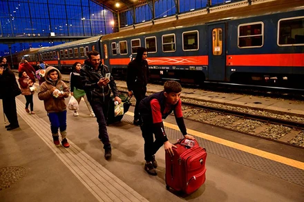 Người dân rời Ukraine tới Budapest, Hungary, ngày 27/2. (Ảnh: Reuters)