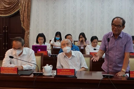 Đại biểu phát biểu ý kiến tại hội thảo.