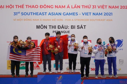 Giành chiến thắng áp đảo trước cặp đôi đến từ Malaysia, Thái Thị Hồng Thoa và Trần Lê Lan Anh đã “mở hàng vàng” cho đội tuyển bi sắt Việt Nam. (Ảnh: SƠN BÁCH)