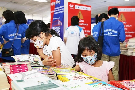 Thanh niên, thiếu nhi hào hứng trải nghiệm các ấn phẩm tại Tuần lễ sách Khoa học và Công nghệ lần thứ nhất.