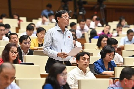 Đại biểu Nguyễn Hữu Chính (Hà Nội) phát biểu thảo luận về dự án Luật Cảnh sát cơ động tại hội trường ngày 26/5. (Ảnh: KHOA NGUYÊN)