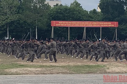 Các chiến sĩ biểu diễn kỹ năng võ thuật tại lễ bế giảng.