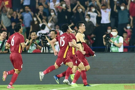 Bàn thắng duy nhất của trận đấu được ghi bởi khoảnh khắc tỏa sáng phút 111 của Tiến Linh, sau pha kiến tạo từ đội trưởng Hùng Dũng. (Ảnh: TRẦN HẢI)