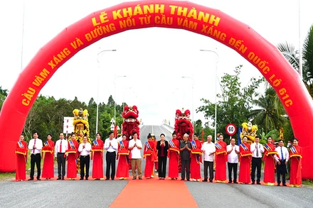 Nguyên Chủ tịch Quốc hội Nguyễn Thị Kim Ngân, lãnh đạo, nguyên lãnh đạo TP Cần Thơ cắt băng khánh thành cầu Vàm Xáng.