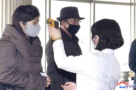 Đo thân nhiệt trong chiến dịch chống virus tại Bình Nhưỡng. Ảnh do KCNA công bố ngày 4/3/2020.