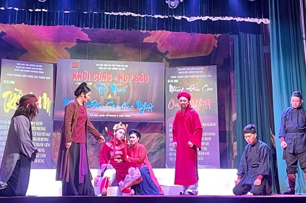 Biểu diễn một trích đoạn trong vở “Những đứa con oan nghiệt”.