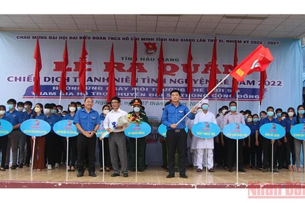 Trao cờ phát động chiến dịch.