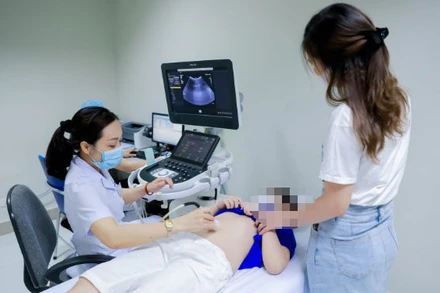 Nếu trẻ bị sốt, nôn, đau bụng, vàng da, tiểu sẫm màu cần đến cơ sở y tế để thăm khám. (Ảnh: Bệnh viện Nhi Trung ương)