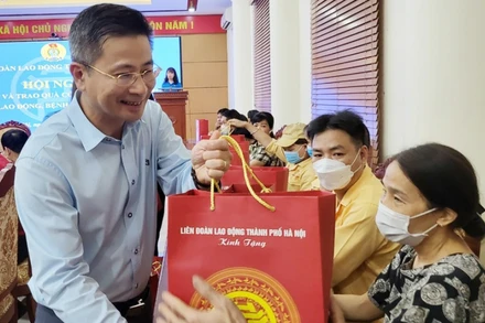 Lãnh đạo Liên đoàn Lao động TP Hà Nội trao quà hỗ trợ các công nhân bị tai nạn lao động nặng.