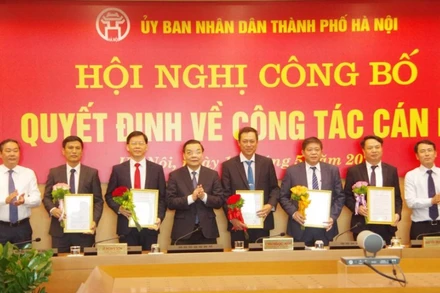 Chủ tịch UBND Thành phố Hà Nội trao quyết định bổ nhiệm cho các đồng chí lãnh đạo hai Ban Quản lý dự án mới.