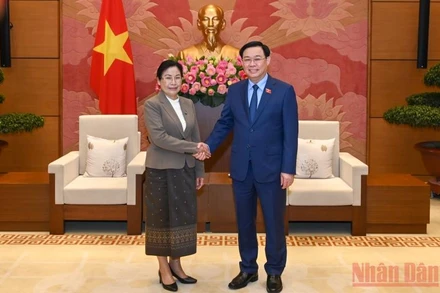 Chủ tịch Quốc hội Vương Đình Huệ và đồng chí Viengthong Siphandone, Chánh án Toà án nhân dân tối cao Lào tại buổi tiếp. (Ảnh Duy Linh)