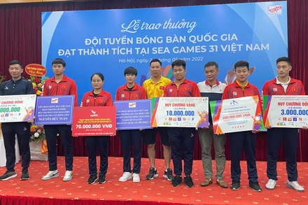 Toàn cảnh lễ trao thưởng cho Đội tuyển bóng bàn quốc gia.