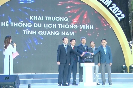 Các đại biểu ấn nút khai trương Hệ thống du lịch thông minh tỉnh Quảng Nam.