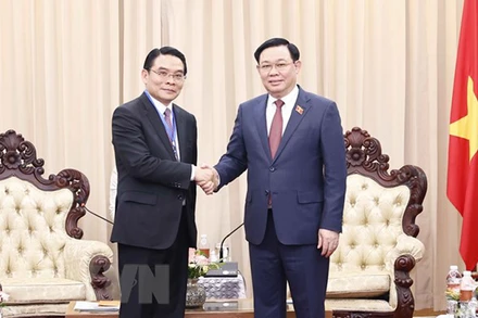 Chủ tịch Quốc hội Vương Đình Huệ tiếp Bí thư, Tỉnh trưởng Champasak Vilayvong Bouddakham. (Ảnh: Doãn Tấn/TTXVN)