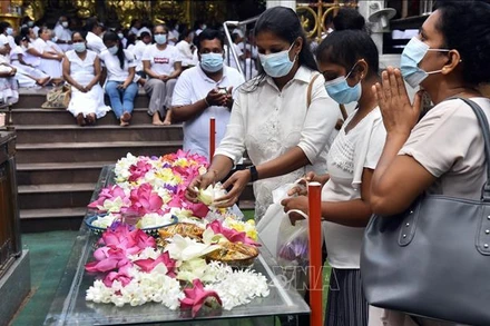 Người dân tham gia các hoạt động mừng Đại lễ Phật Đản tại Chùa Gangarama ở Colombo, Sri Lanka, ngày 15/5/2022. (Ảnh: THX/TTXVN)