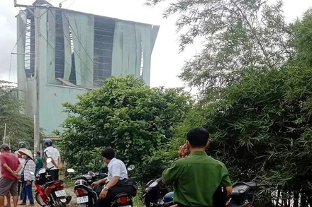 Hiện trường vụ nổ lò sấy lúa ở huyện Mang Thít, tỉnh Vĩnh Long khiến 3 người thương vong. (Ảnh: THANH QUYỀN)