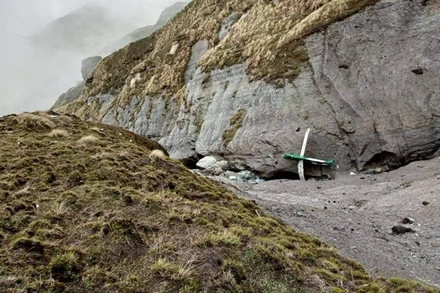 Toàn cảnh hiện trường máy bay của hãng hàng không Tara Air gặp nạn. (Ảnh: Công ty hàng không Fishtail Air/Reuters)