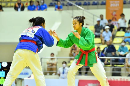 Tô Thị Trang (bên phải) mang về tấm Huy chương Vàng đầu tiên cho Đoàn Thể thao Việt Nam.