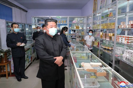 Nhà lãnh đạo Triều Tiên Kim Jong-un đeo khẩu trang trong lúc kiểm tra một hiệu thuốc tại Bình Nhưỡng. Ảnh do KCNA công bố ngày 15/5/2022.
