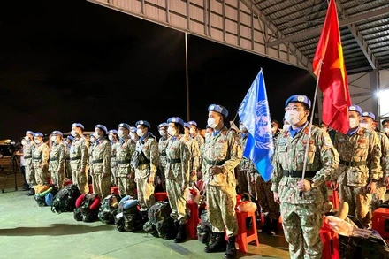 Cán bộ, nhân viên Bệnh viện dã chiến làm lễ chào cờ.